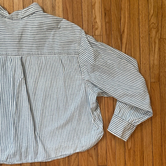 GAP Cropped Stripe Button-Down - Picture 9 of 10